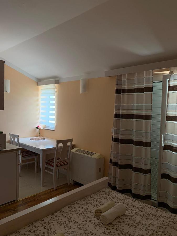 Apartmani Dubrava ポドストラナ エクステリア 写真